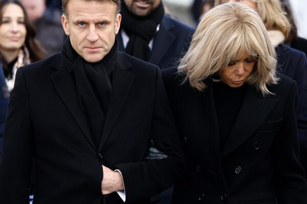 Makron ponovo u žiži javnosti: Nakon skandala sa šamarčinom propao u zemlju, a sada... Sve puca od strasti?!