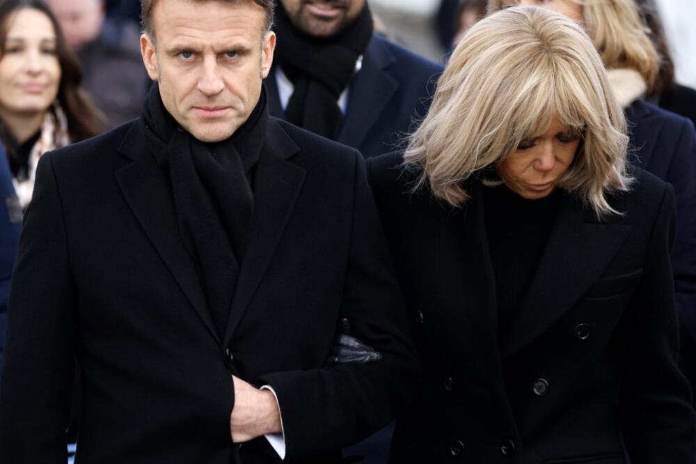 Makron ponovo u žiži javnosti: Nakon skandala sa šamarčinom propao u zemlju, a sada... Sve puca od strasti?!