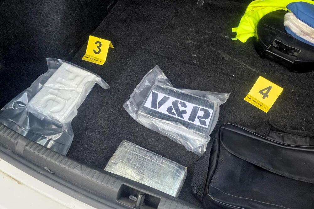Velika akcija policije u Beogradu: Uhapšena 2 dilera, evo šta je sve pronađeno u njihovim stanovima i vozilima FOTO