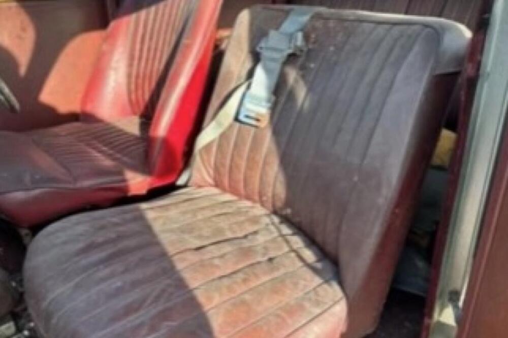 Muž poželeo da restaurira automobil, pa se šokirao otkrićem: Ispod sedišta je pronašao predmet koji je sve zaludeo!