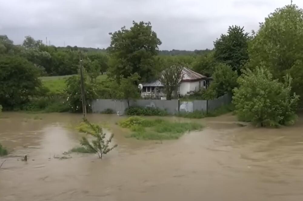 Velike poplave u Rumuniji: Kiša ne staje, popucale brane, ljudi tužno gledaju kuće koje je "progutala" voda (VIDEO)