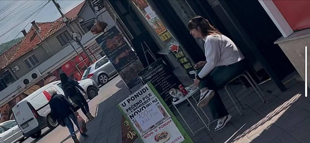 Miljana ispred pečenjare