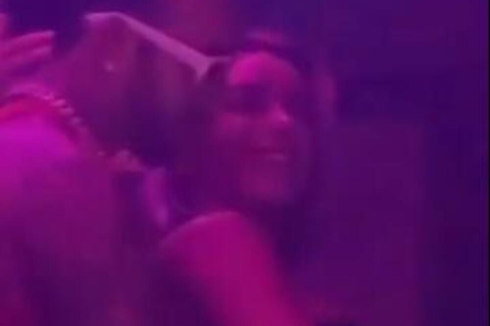 Snimak ih razotkrio! Manekenka "mešala" ispred sportiste, on je jako pribio uz sebe, a onda...