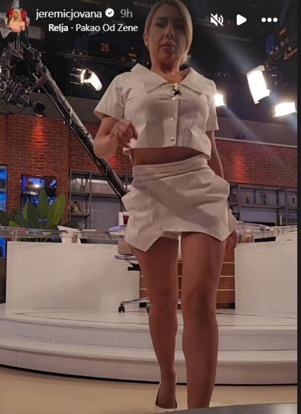 Jovana je stavila kameru na pod i snimala se kod je hodala