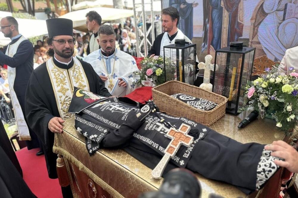 Veliki dan za pravoslavne vernike! Izvršeno svečano presvlačenje moštiju Svetog Zosima Tumanskog