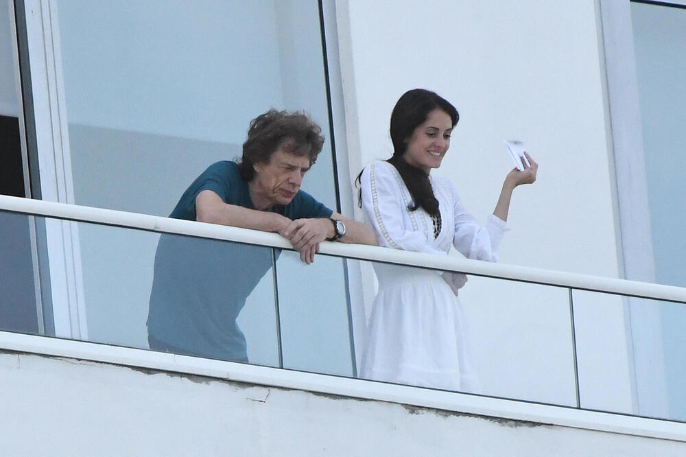 Da li je moguće da je ovaj mršavi čičica spavao sa oko 4000 žena? Devojke davale nevinost, a najjače mačke varao