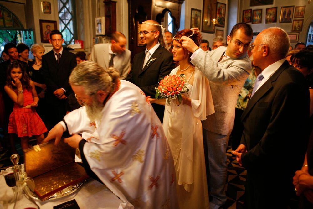 Ljudi u crkvi i svadba