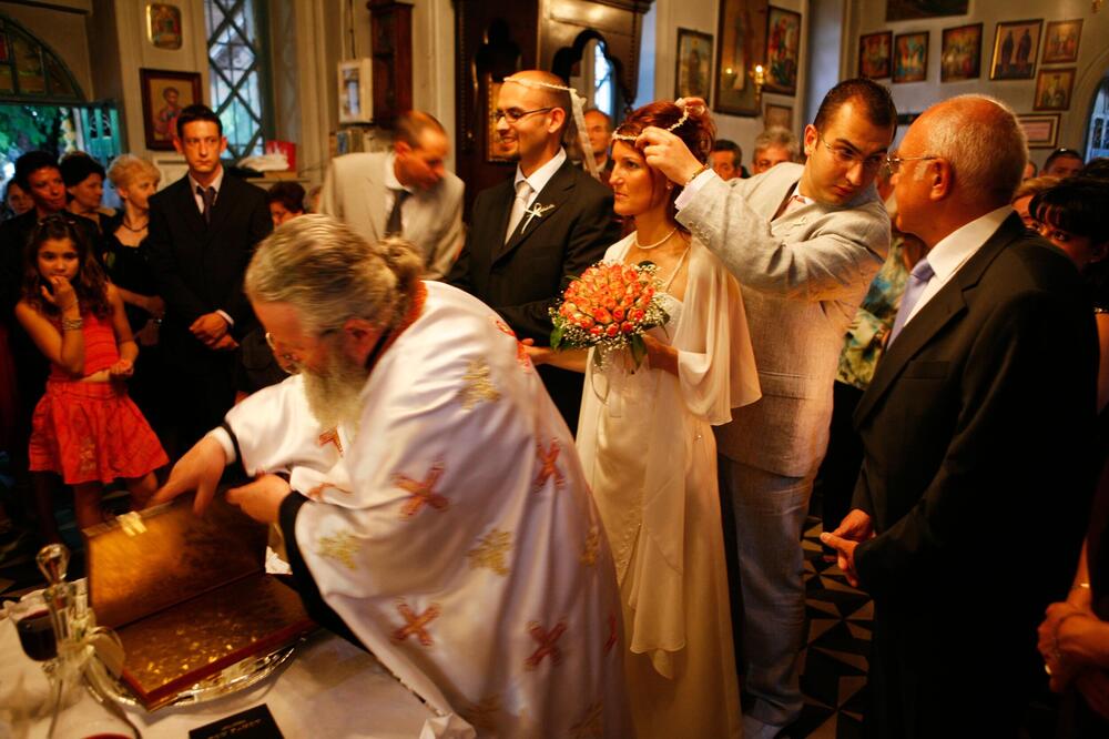 Srpkinja se zaljubila u brata, hoće da se UDA: Sveštenik rekao DA, ovo je razlog!