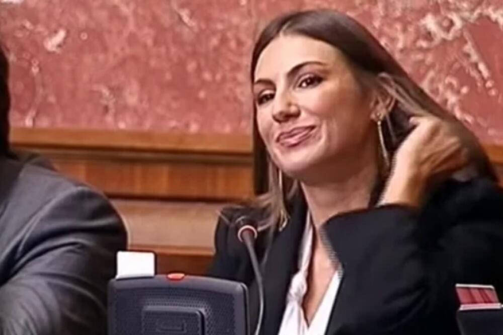 Bivša poslanica zamešala u šorcu, Nevena se ne suzdržava! Komanduje bokovima bolje nego za govornicom, HOT SNIMAK