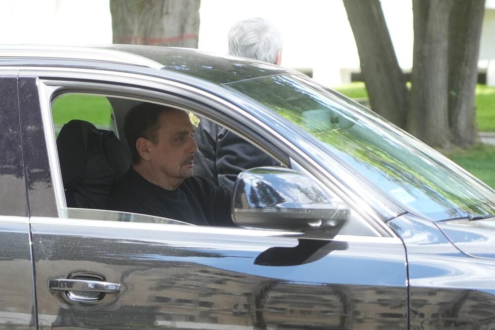 Kome to Keba kupuje jaknu? Čeka uplatu velikog novca od autorskih prava i voditeljki donosi poklon - šok snimak