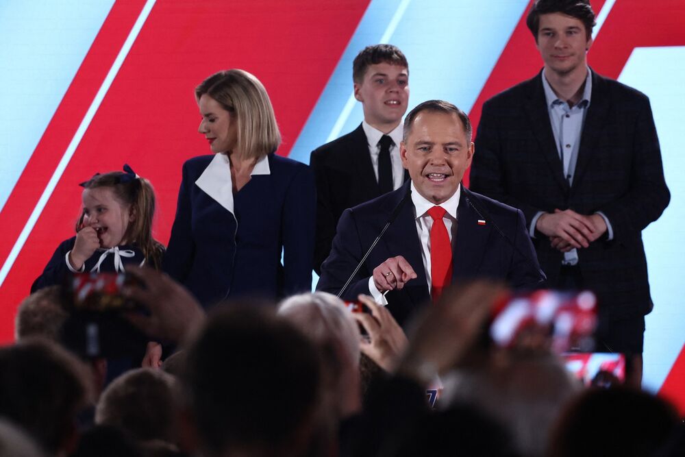 Karol Nawrocki, s podporo Trumpa, prevzema položaj poljskega predsednika in obeta bolj nacionalistično usmeritev