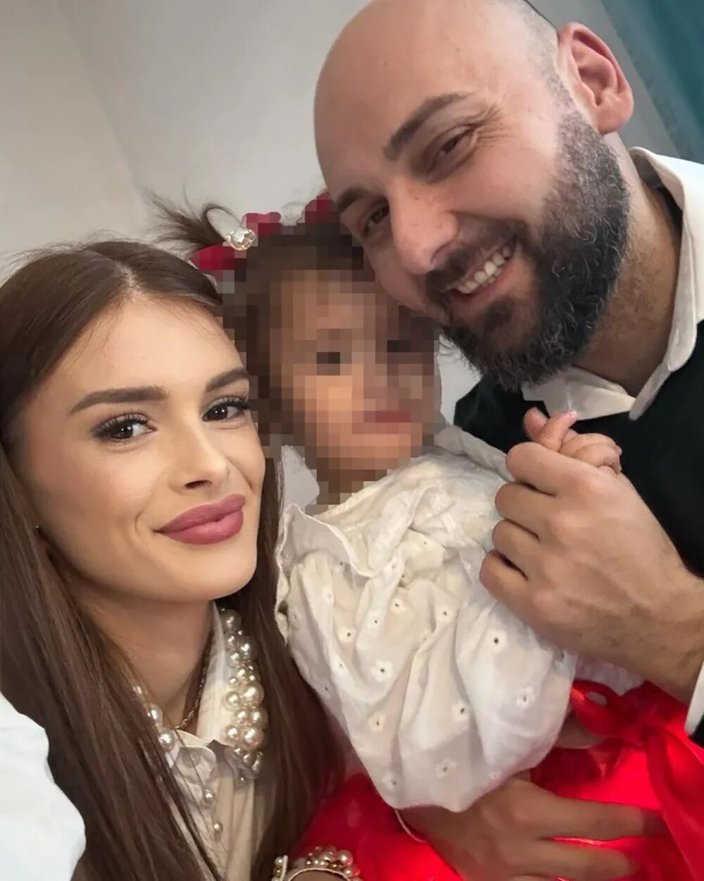 Teodora sa ćerkicom i suprugom Aleksom 