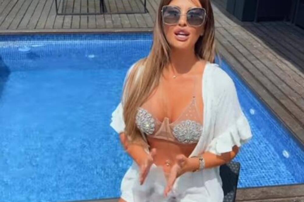 Da li ste ikad videli ovakav kupaći? Cirkoni po intimnim delovima, a dole detalj koji bi postideo mnoge