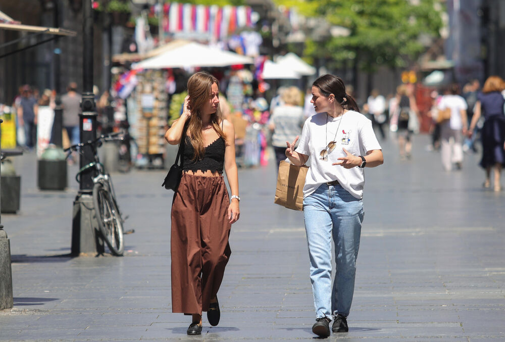 Dve devojke šetaju po lepom vremenu