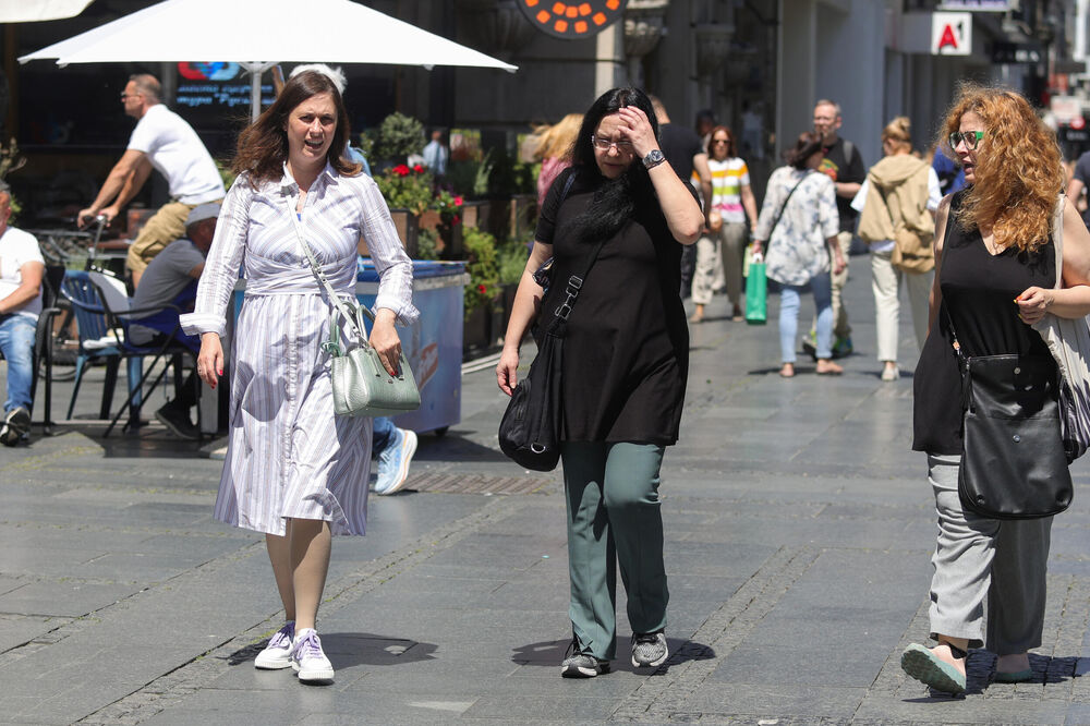 Ljudi u šetnji u Beogradu