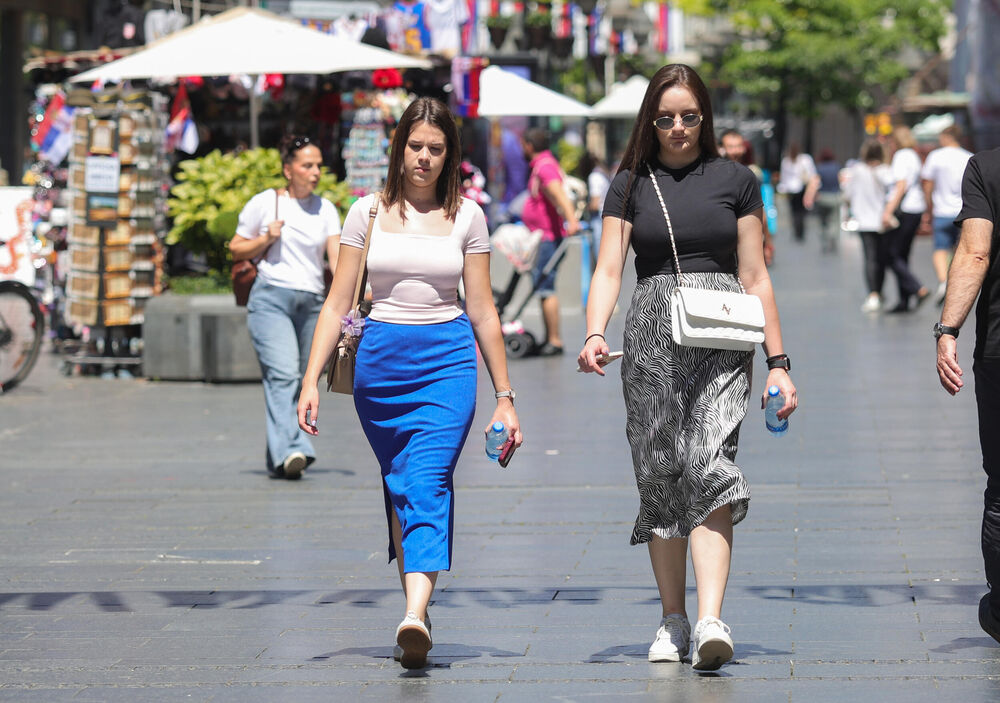 Žene u šetnji po toplom danu