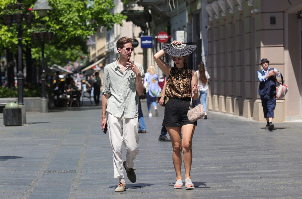 Po lepom danu dvoje ljudi u šetnji