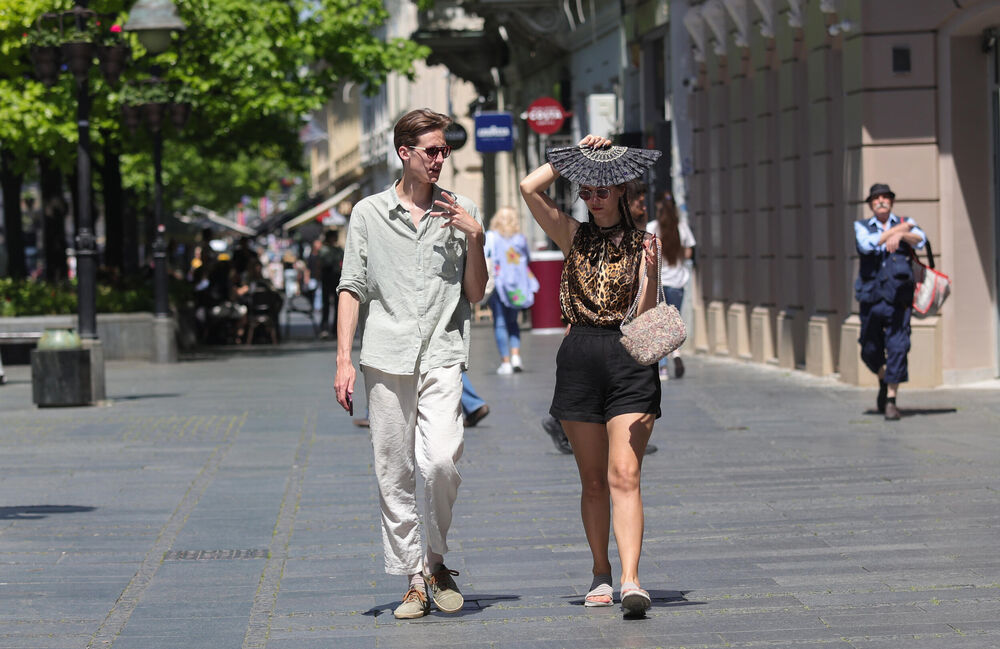 Dečko i devojka u šetnji