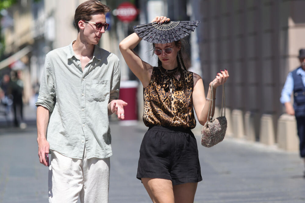 Devojka i dečko u šetnji