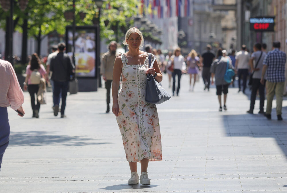 Ljudi u šetnji po toplom danu