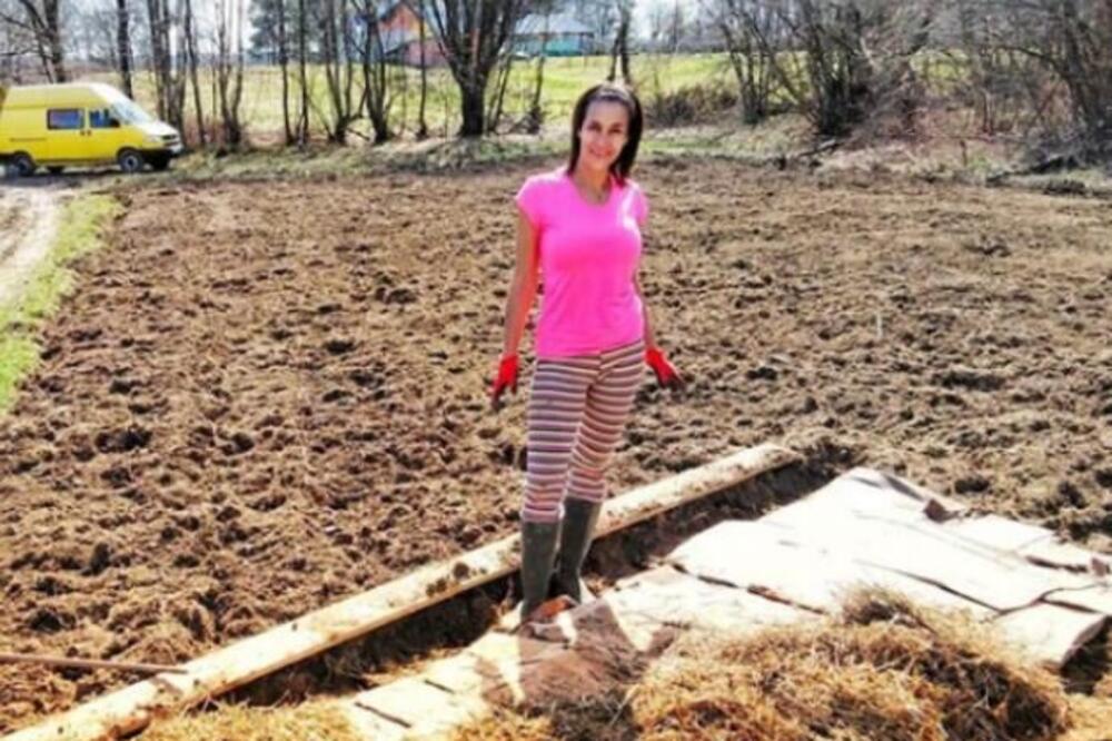 Navukla se na alkohol, a sad gazi izmet i čisti štale! Srbija u šoku gde je ova pevačica završila