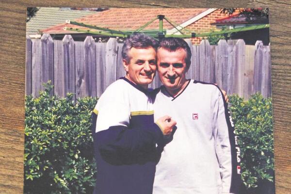 Majka mu bila Hajruša, a otac Ćazim! Nju upoznao tek sa 14, a posle mikrofon zamenio kamionom