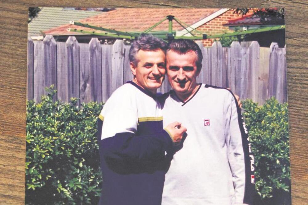 Majka mu bila Hajruša, a otac Ćazim! Nju upoznao tek sa 14, a posle mikrofon zamenio kamionom