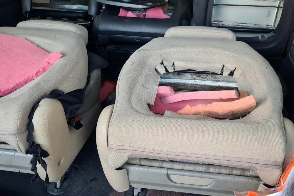 Carinici otvorili automobil na Horgošu, pa zanemeli: Ni vi nećete verovati šta se nalazi u krovu i sedištima (FOTO)