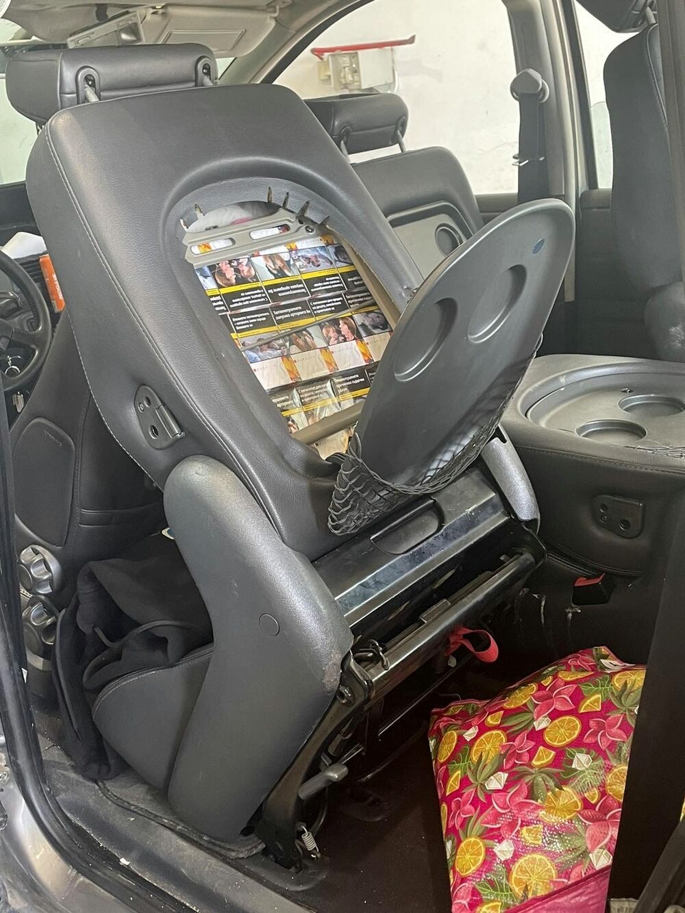 Cigarete i duvan u krovu i sedištima