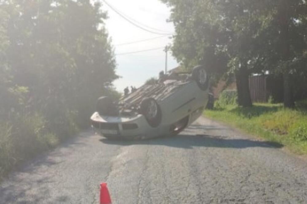 Od siline udarca završio na krovu: Teška saobraćajka u Valjevu! (FOTO)