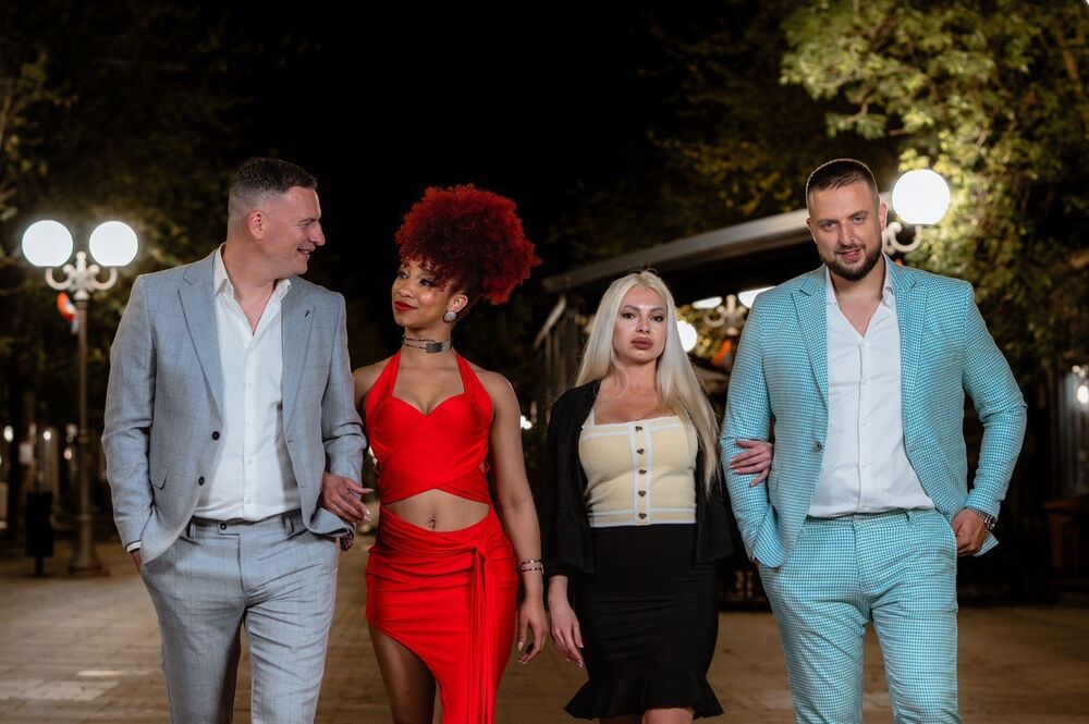 Folk pevači u kafani završili sa dve atraktivne dame