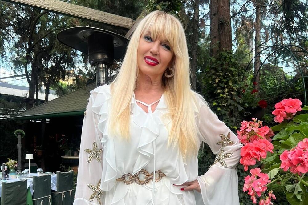 Branka proslavila 68. rođendan u elitnom beogradskom restoranu! Ana i Marta stegle i ne puštaju - kao devojčice su