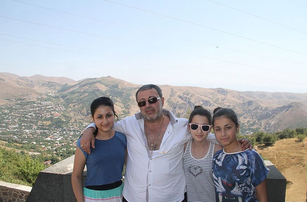 Ćerke sa ocem monstrumom