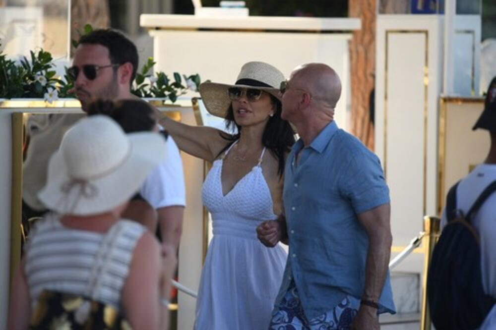 "Želim da dišem u tebe i da te...": Procurele eksplicitne poruke milijardera i njegove ljubavnice, nastao haos