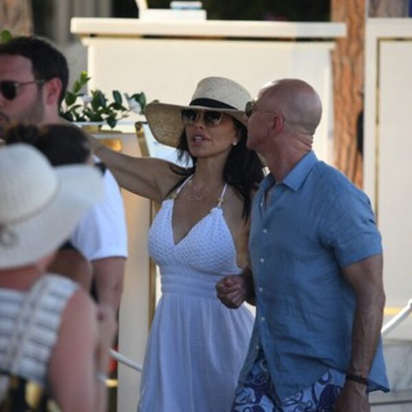 "Želim da dišem u tebe i da te...": Procurele eksplicitne poruke milijardera i njegove ljubavnice, nastao haos