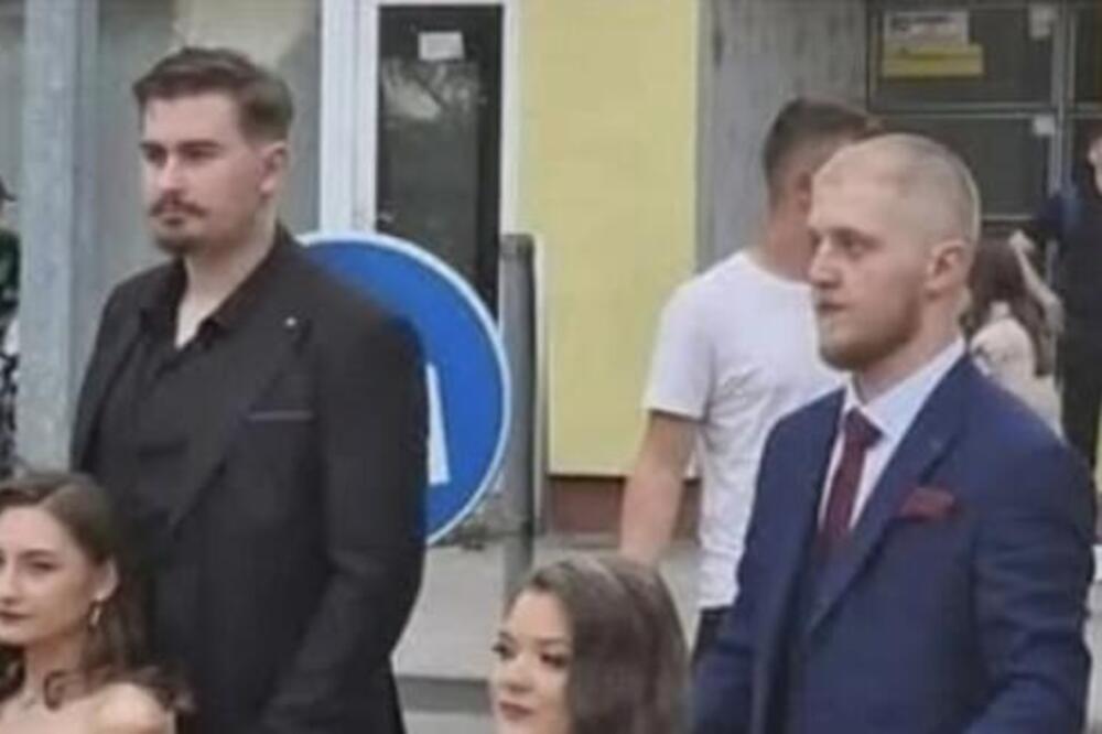 "Ovo mi je nateralo na suze, svaka vam čast!": Najlepša fotografija sa mature oduševila region (FOTO)