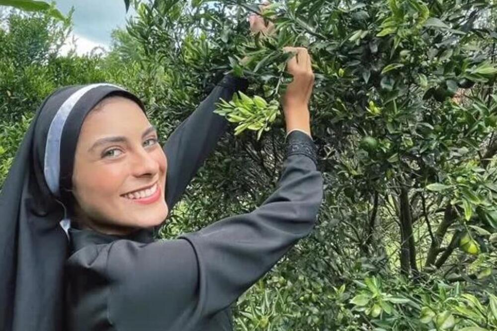 Danas je časna sestra, a ovako je nekad izgledala bez mantije! Eva na dan izbora za Mis patosirala odlukom