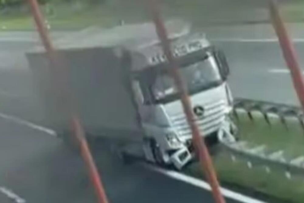 Saobraćajna nezgoda na autoputu kod Kovilja: Kamion udario u ogradu! (FOTO)
