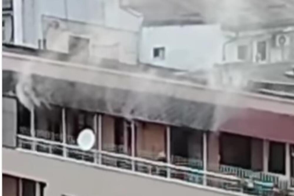 Požar na poslednjem spratu zgrade u Užicu: Gust dim kulja iz stana, vatrogasci gase vatru! (VIDEO)