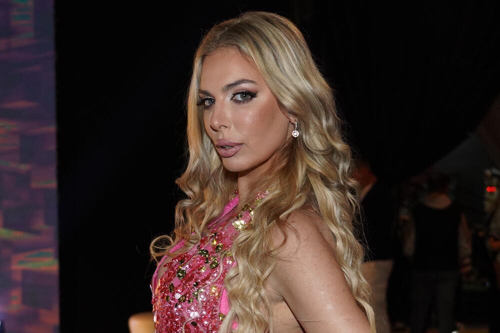 Njoj je uspelo ono što nijednoj starleti nije! Ava hoće da zarađuje pošteno, pa se sad nudi za ovo