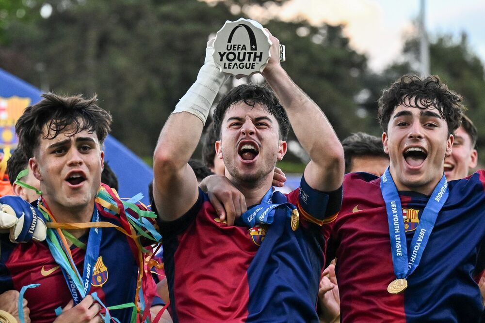 Ugo Alba (u sredini) sa kapitenskom trakom i trofejem omladinske Lige šampiona