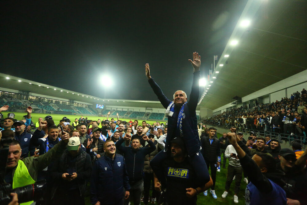 Trener Vladimir Gaćinović na rukama navijača posle plasmana u evropske kvalifikacije