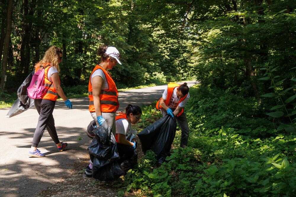 EKOLOŠKA AKCIJA NA FRUŠKOJ GORI: Volonteri NIS-a obeležili Svetski dan zaštite životne sredine
