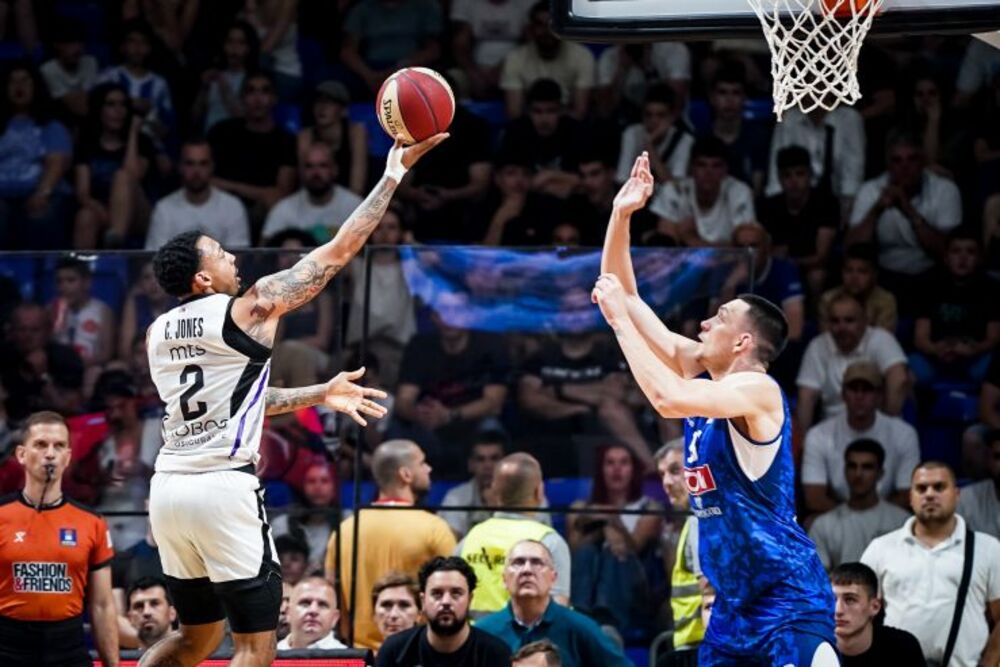 Karlik Džons i Nikola Tanasković u duelu na prvoj utakmici u Podgorici