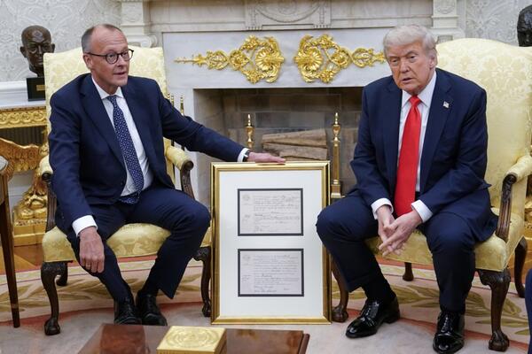 TRAMP ŽESTOKO NAPAO MERCA: "On ne zna o čemu priča"