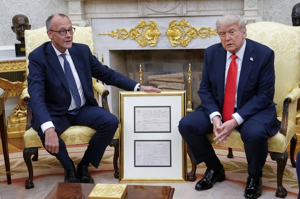 TRAMP ŽESTOKO NAPAO MERCA: "On ne zna o čemu priča"