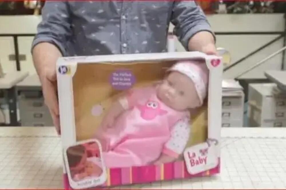 "Ćerka mi se igrala sa običnom lutkom, a kad sam je POTOPILA U VODU vilica mi je pala!" Roditelji besni: Šta je ovo