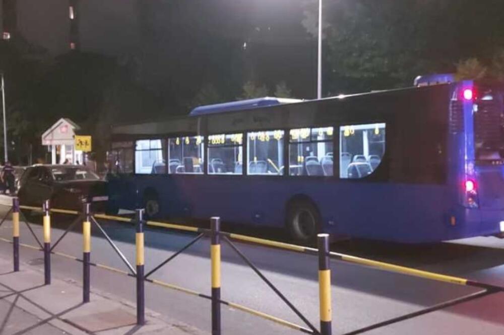 SAOBRAĆAJNA NESREĆA NA BRANKOVOM MOSTU: Vozač autobusa (52) izgubio svest za volanom i probio zaštitnu ogradu!