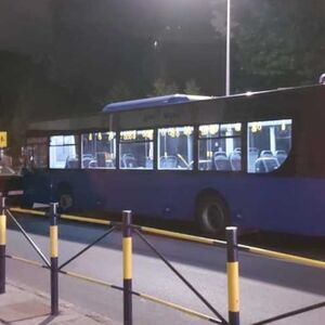 SAOBRAĆAJNA NESREĆA NA BRANKOVOM MOSTU: Vozač autobusa (52) izgubio svest za volanom I probio zaštitnu ogradu!