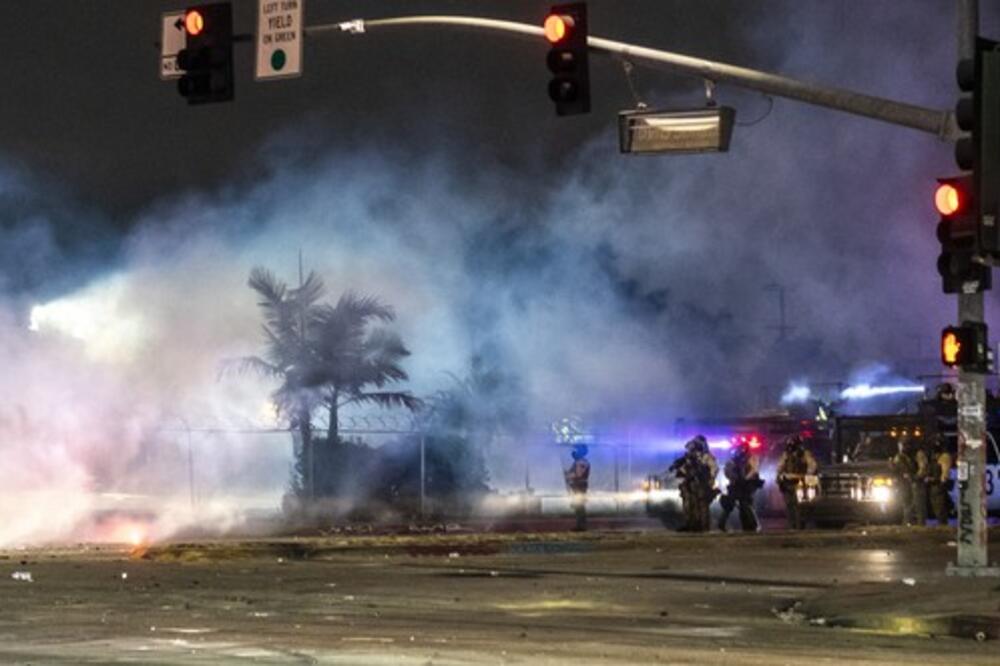 Veliki neredi u Los Anđelesu! Tramp poslao 2000 pripadnika Garde na demonstrante (FOTO) (VIDEO)